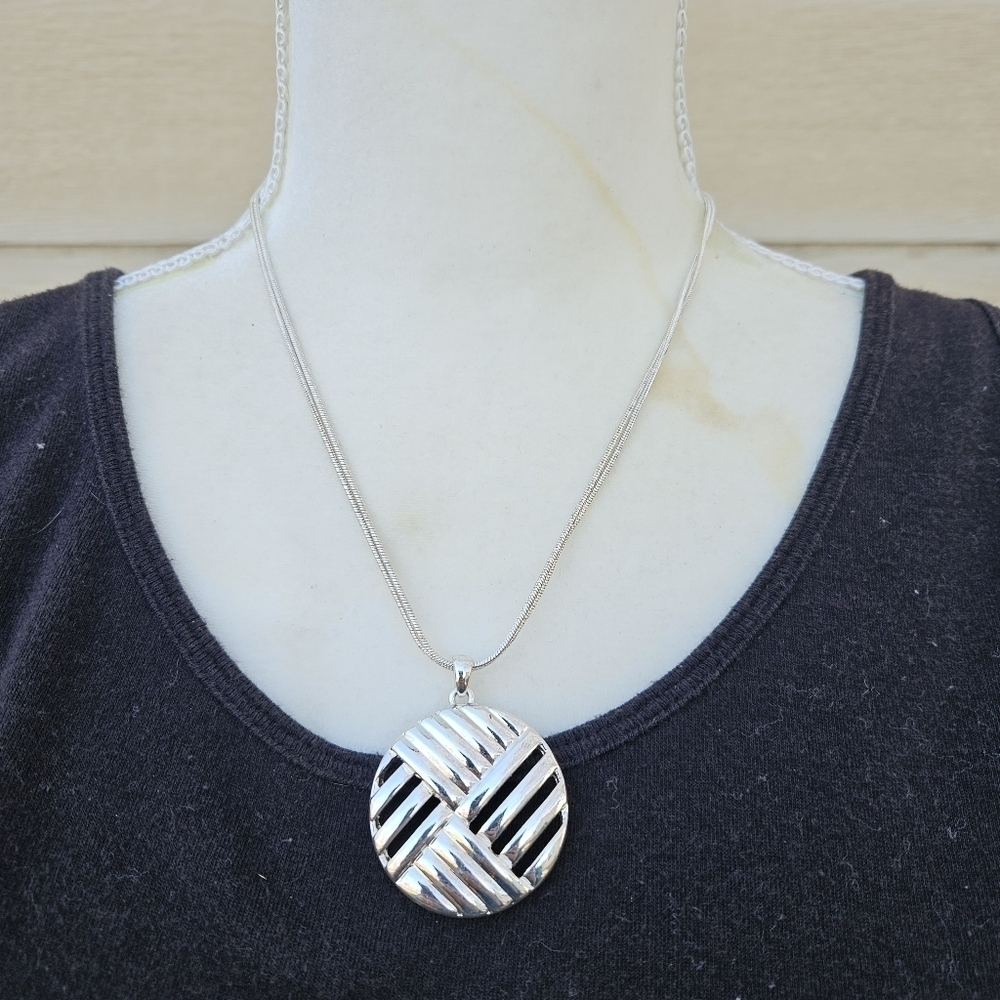 Napier silver tone circle pendant necklace with cutouts